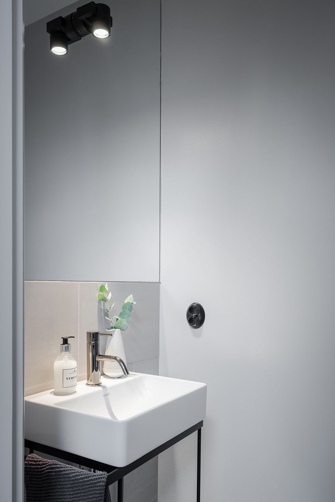 Moderne moderne badkamer van een turnkey appartement