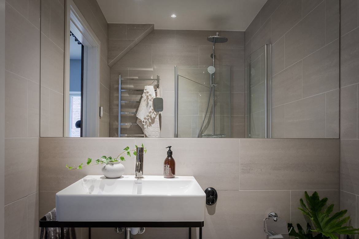 Moderne moderne badkamer van een turnkey appartement