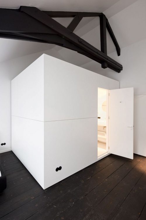 Moderne pre-fab badkamer in een karakteristieke slaapkamer