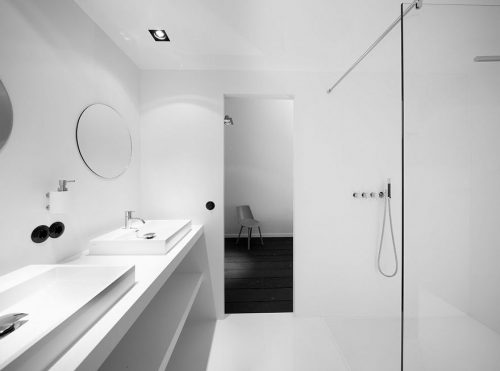 Moderne pre-fab badkamer in een karakteristieke slaapkamer