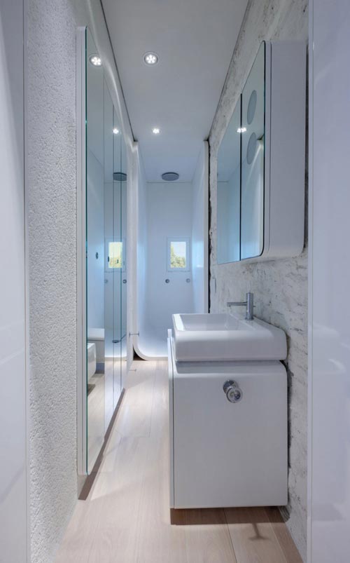 Moderne smalle badkamer