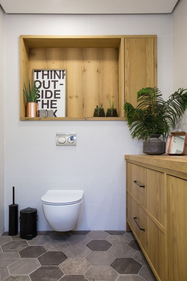 Moderne strakke badkamer met hexagontegels en houten accenten