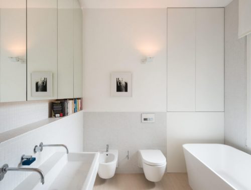 Moderne strakke badkamer in een karakteristieke Victoriaanse woning