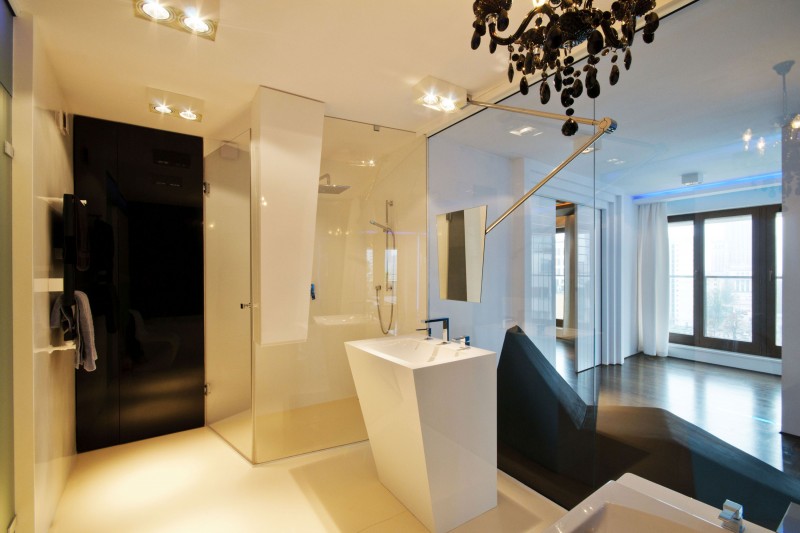 Moderne transparante badkamer met geometrische vormen