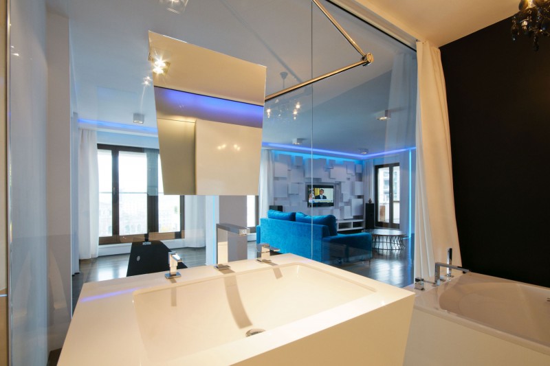 Moderne transparante badkamer met geometrische vormen