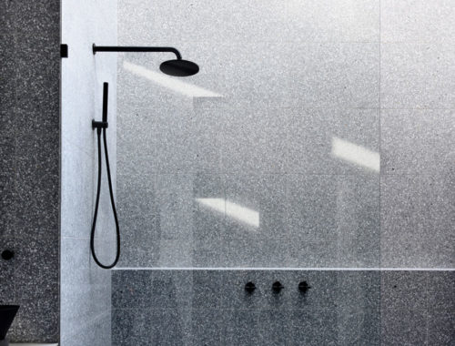 Monochroom badkamer ontwerp