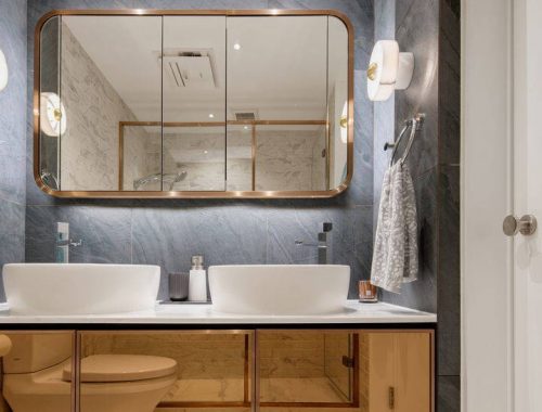 Mooie kleine badkamer met bronzen accenten