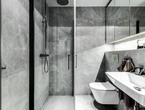 Mooie kleine badkamer met donkere marmeren tegels