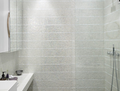 Mooie kleine badkamer van 4m2 met kleine mozaïektegeltjes