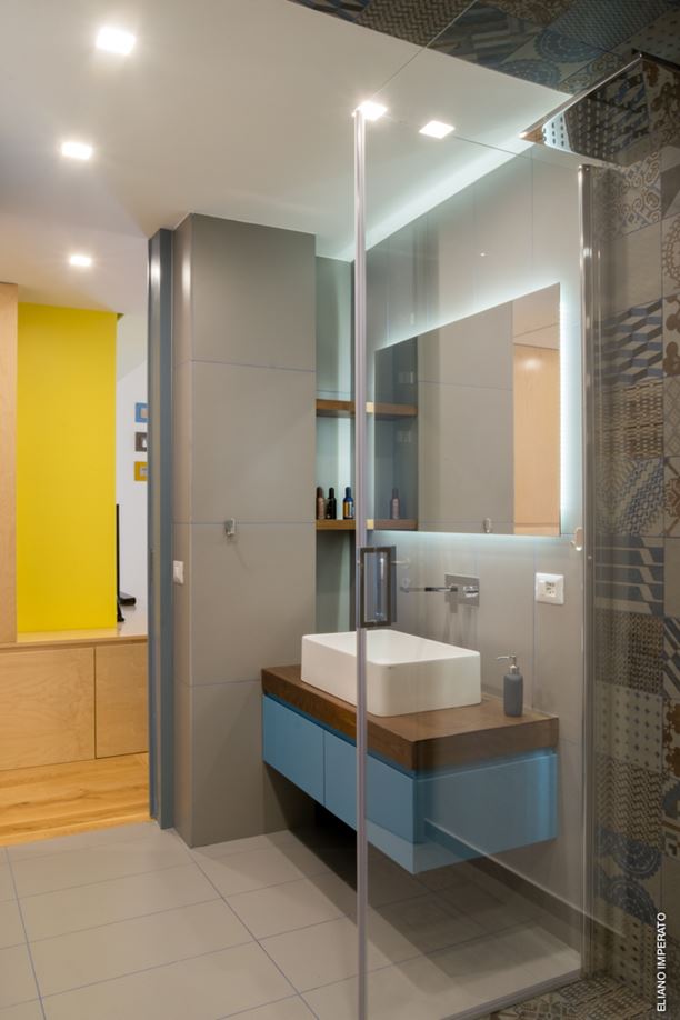 Mooie moderne badkamer met een apart toilet gedeelte