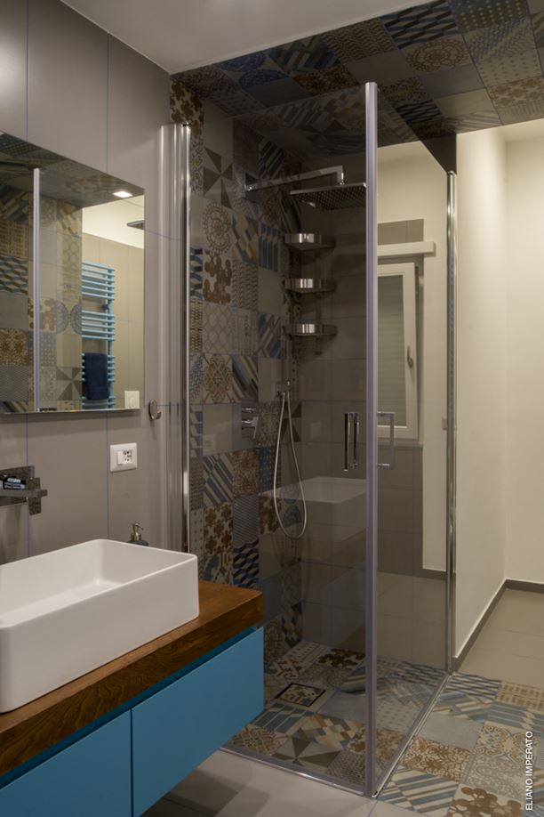 Mooie moderne badkamer met een apart toilet gedeelte