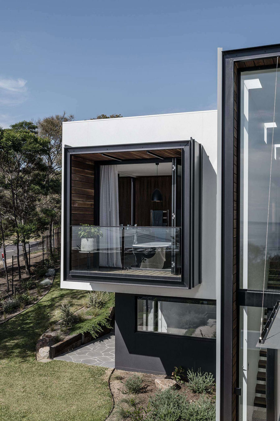 Mooie moderne badkamer met uitzicht van het Two Angle huis