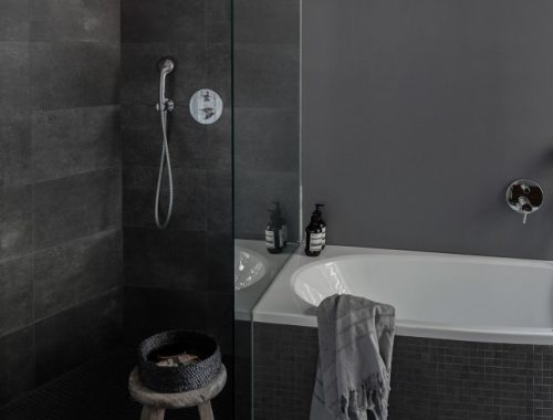 Mooie moderne grijze badkamer
