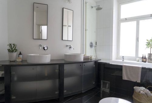 Mooie oplossing voor ronde muur in de badkamer