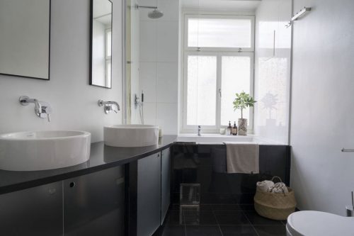 Mooie oplossing voor ronde muur in de badkamer