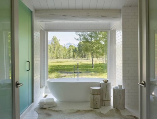 Mooie witte badkamer met uitzicht