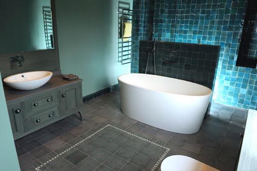 Mysterieuze badkamer met vrijstaand bad
