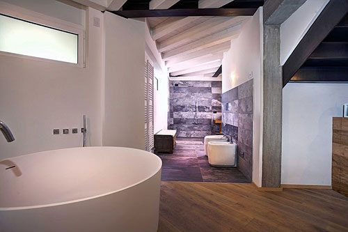 Open badkamer van historische loft