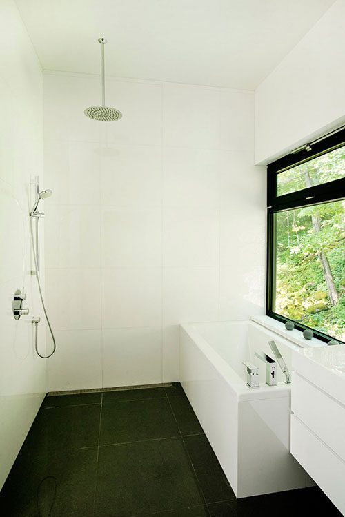 Open douche in een moderne badkamer
