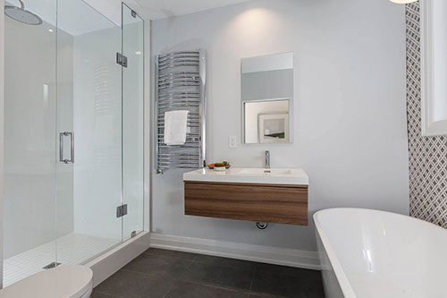 Patroontegels gecombineerd met gestuukte muur