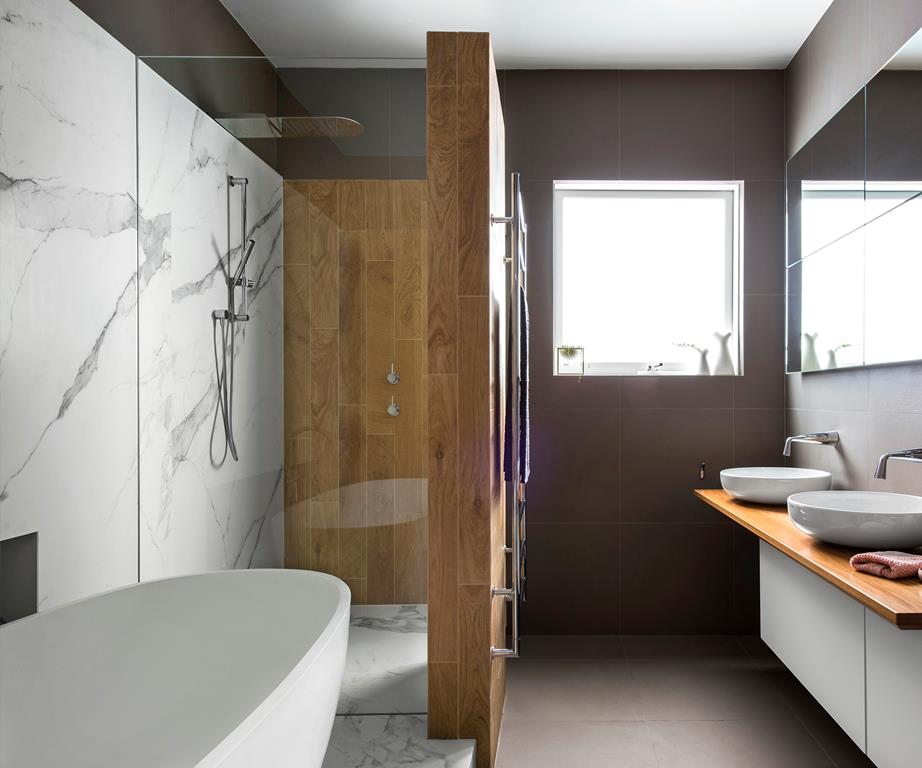 Prachtige marmeren en houten badkamer