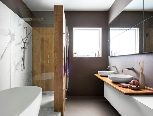 Prachtige marmeren en houten badkamer