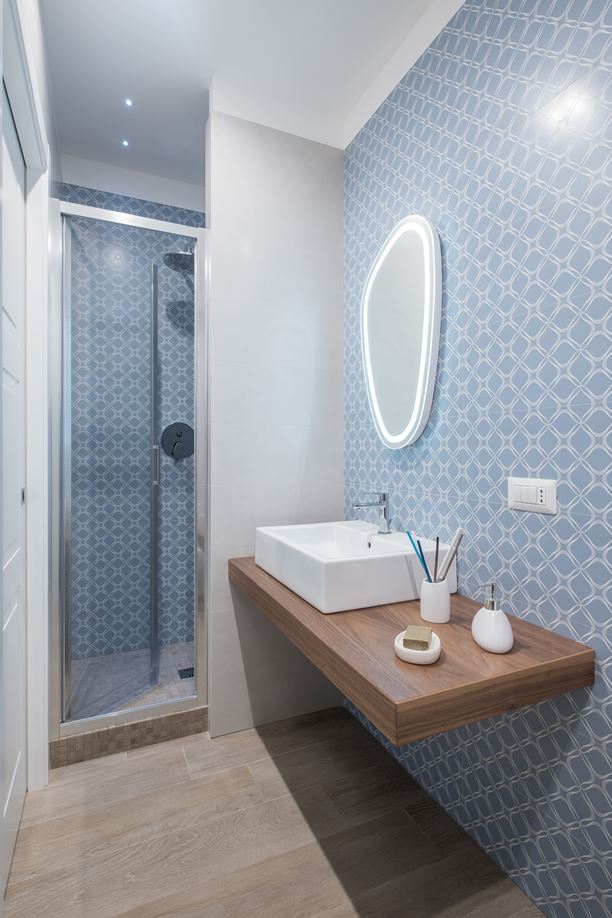 Praktische badkamer met babyblauw, wit en hout