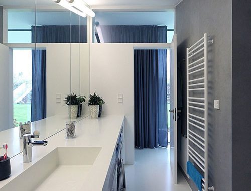 Praktische badkamer met plek voor wasmachine