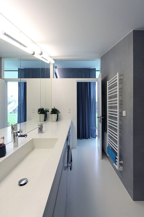 Praktische badkamer met plek voor wasmachine