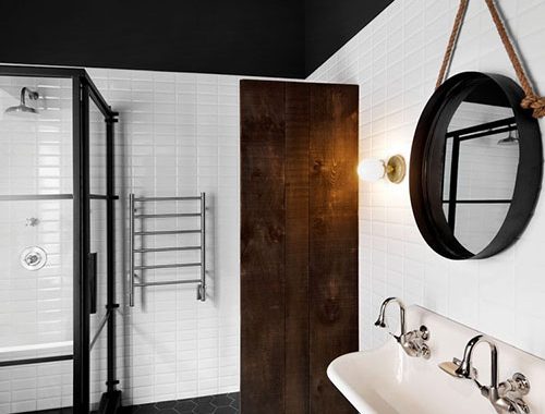 retro badkamer, vintage badkamer, zwarte badkamer vloer, vijfhoekige tegels, zwarte tegels, houten wand, klassieke wastafel