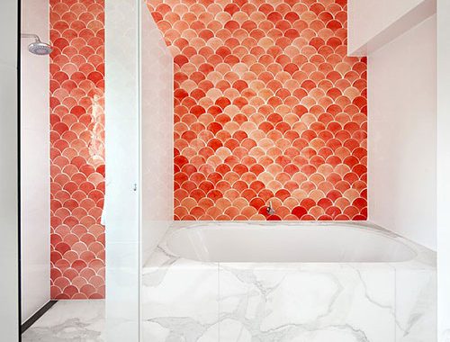 Rode Marokkaanse tegels in badkamer