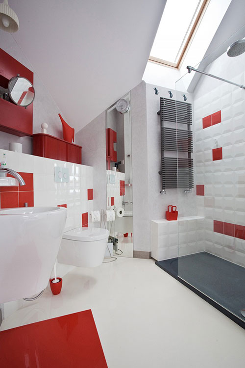 Rood witte badkamer