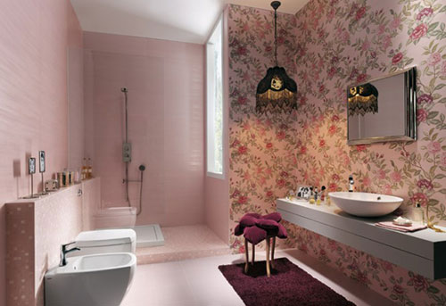 Roze badkamer met behang