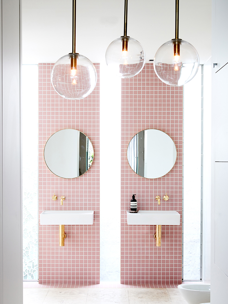 Roze badkamer met dubbele douche en dubbele wastafel