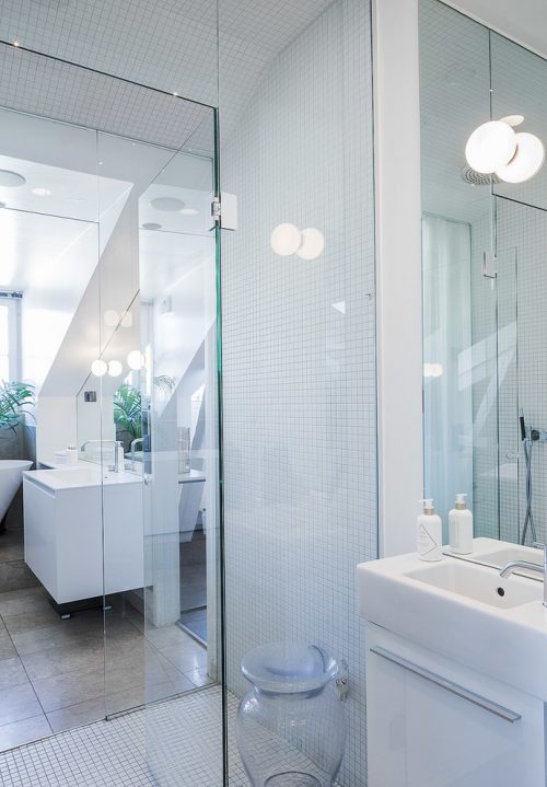 Ruime badkamer van luxe Scandinavisch penthouse