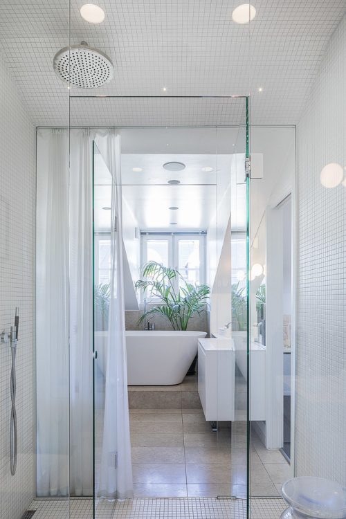 Ruime badkamer van luxe Scandinavisch penthouse