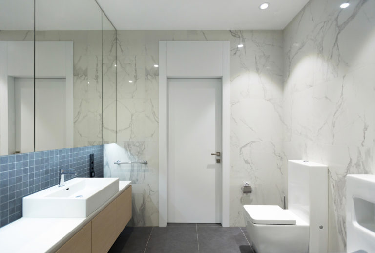 Ruime penthouse badkamer met een moderne luxe uitstraling