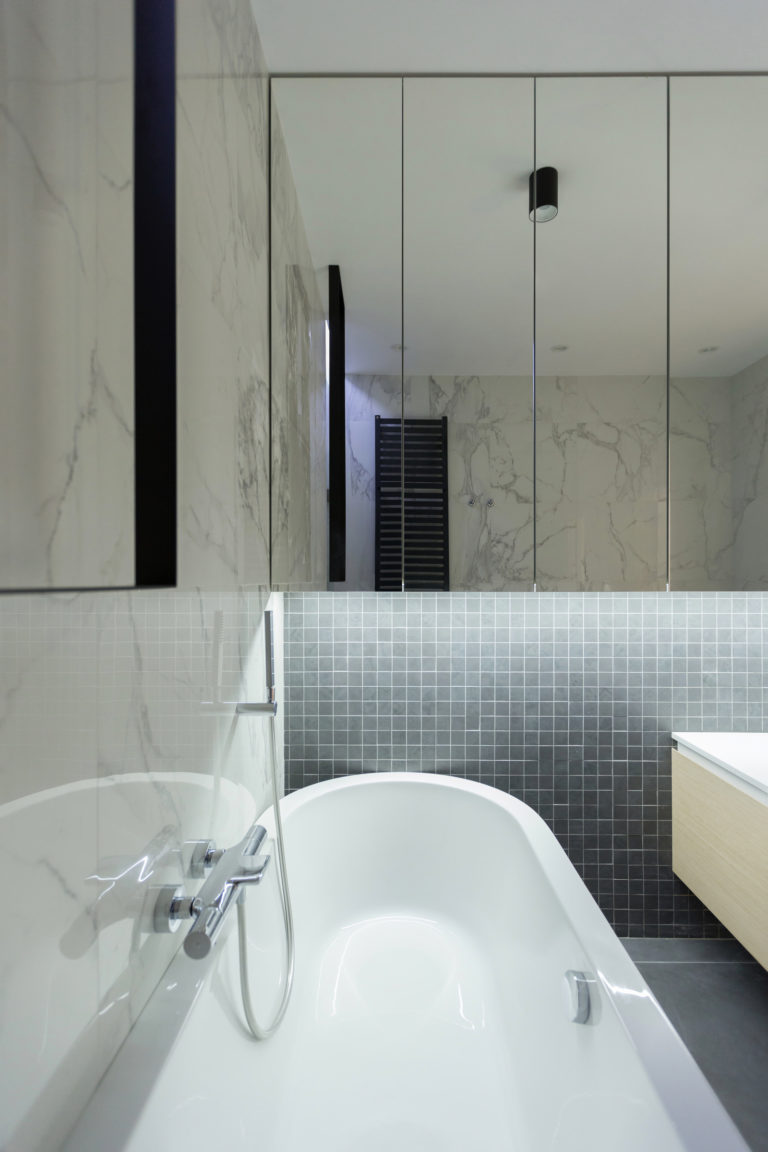 Ruime penthouse badkamer met een moderne luxe uitstraling