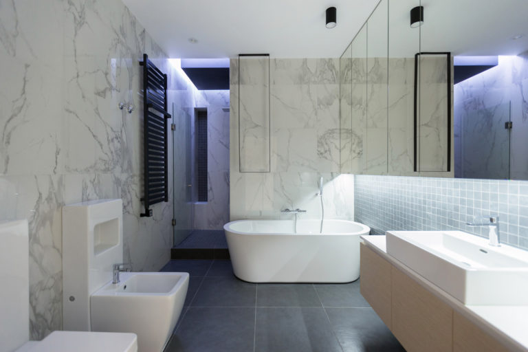 Ruime penthouse badkamer met een moderne luxe uitstraling