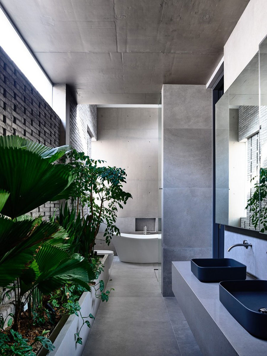 Ruime stoere badkamer met mooie planten