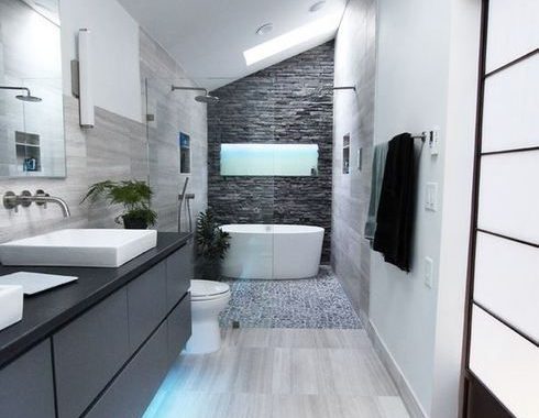 Ruime badkamer met mooie materialen en luxe voorzieningen