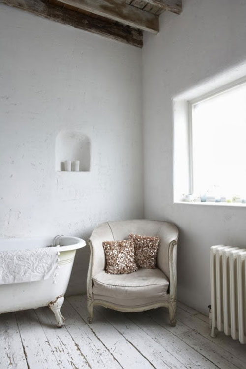 Rustieke badkamer met bad op pootjes