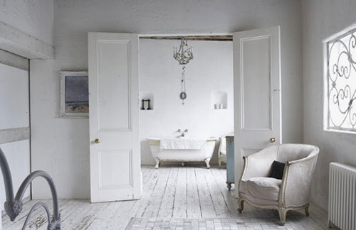 Rustieke badkamer met bad op pootjes