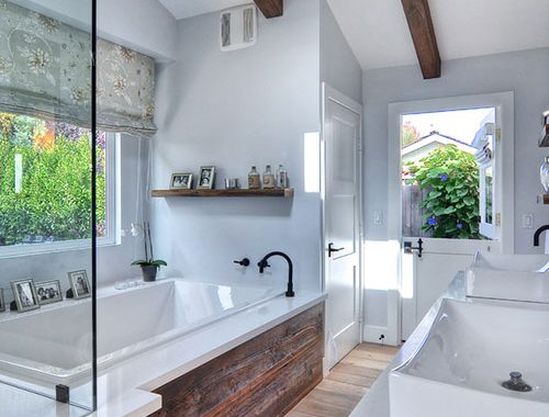 Rustieke badkamer met grove houten planken