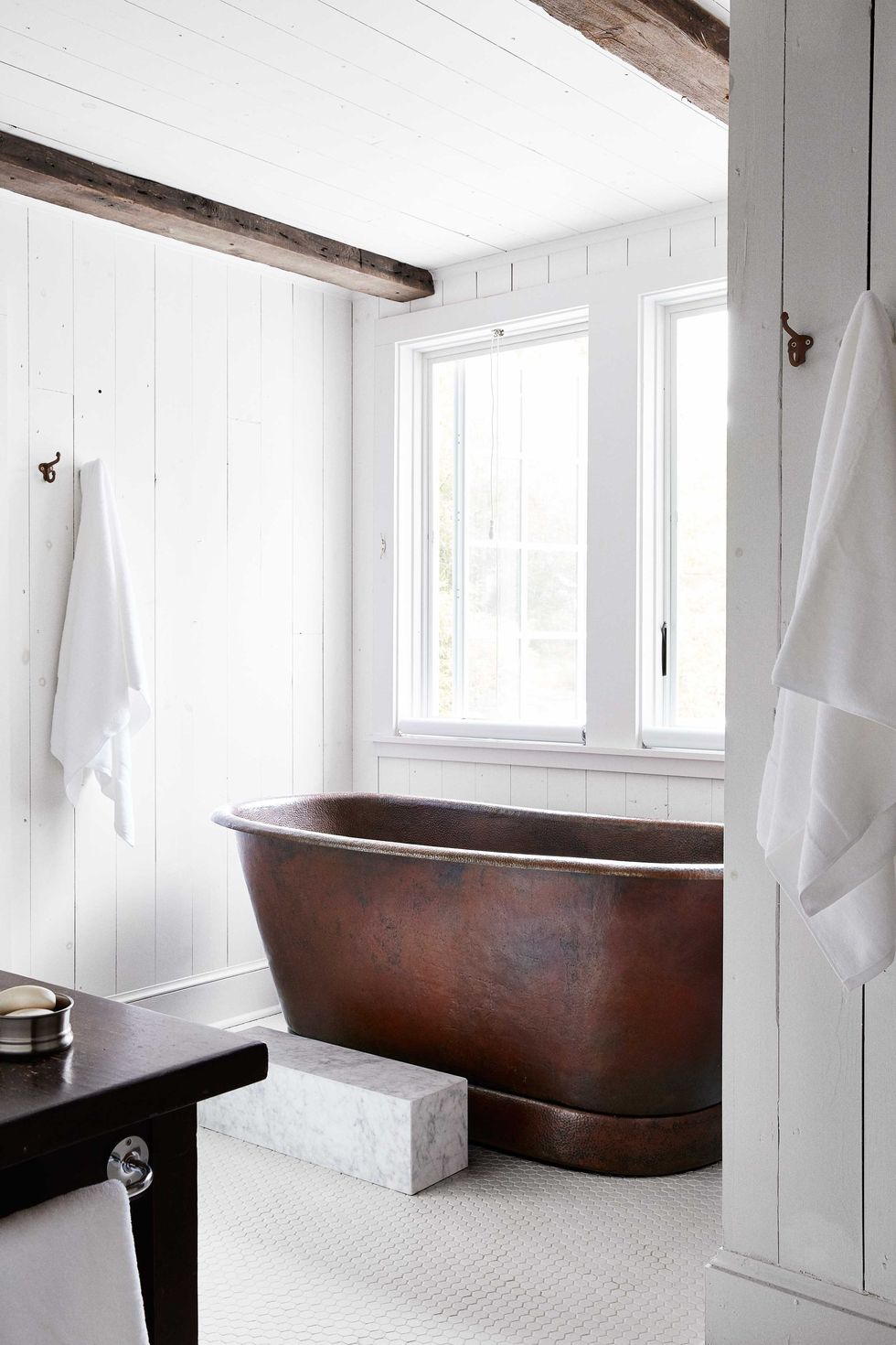 rustieke badkamer koperen bad
