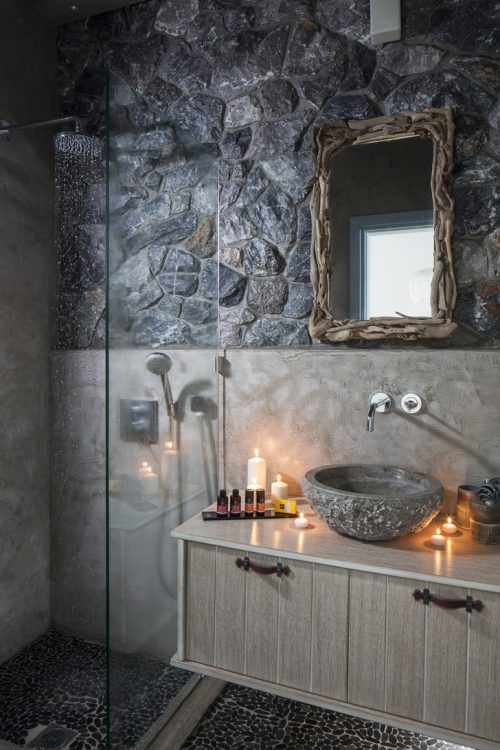 Rustieke badkamers met natuursteen mozaïek in Grieks hotel