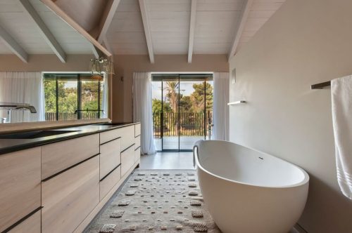 Scheidingswand in een grote badkamer