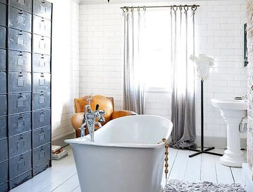 Serene badkamer met witte houten vloer