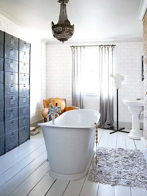 Serene badkamer met witte houten vloer