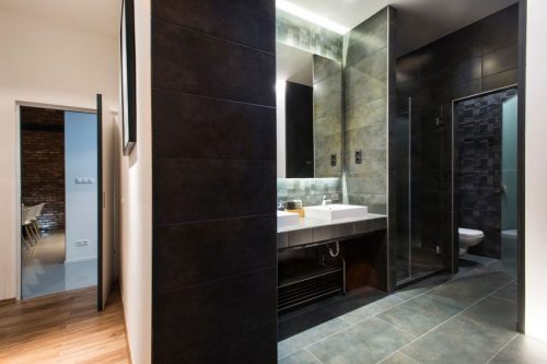 Sfeervolle donkergrijze badkamer